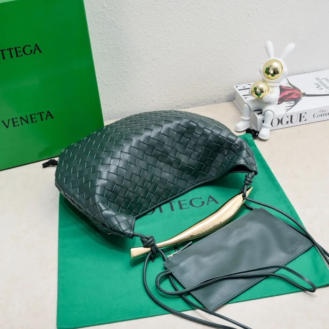 Original leather, batch 2060, the old-money style BV Sardine large size has been shipped🔥 Nowadays, many fashionable, rich and tasteful Jimei people are carrying the same bag invariably. It’s Bottega Veneta Sardine! Because this BV Sardine bag is so beautiful and high-end! The arc-shaped intrecciato woven bag body, paired with metal sardine handles, looks like a work of art, allowing people to ponder and appreciate it. Currently Sardine has launched three sizes for everyone to choose from. This is the largest size🉑️hand-held🉑️armpit🉑️single shoulder🉑️crossbody. It is a very high-quality and relatively niche treasure model. It will be very special when you carry it when you go out. It allows you to have the freedom of carrying a bag. Sisters go crazy. Style number: 7468-1# Size: 39*31*12cm